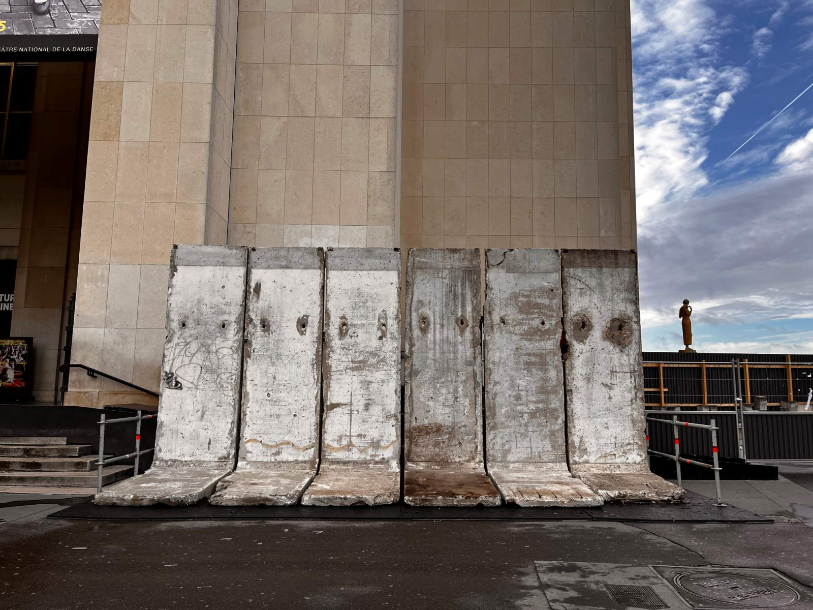 Mauerfragmente draußen vor der Ausstellung